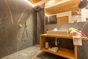 Een bad, gratis toiletartikelen, een haardroger, badjassen