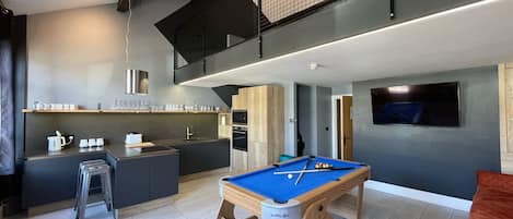 Luxe penthouse, privébadkamer | Gemeenschappelijke keuken | Eettafels