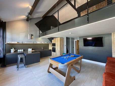 Luxury Penthouse, Private Bathroom | Shared kitchen | Dining tables