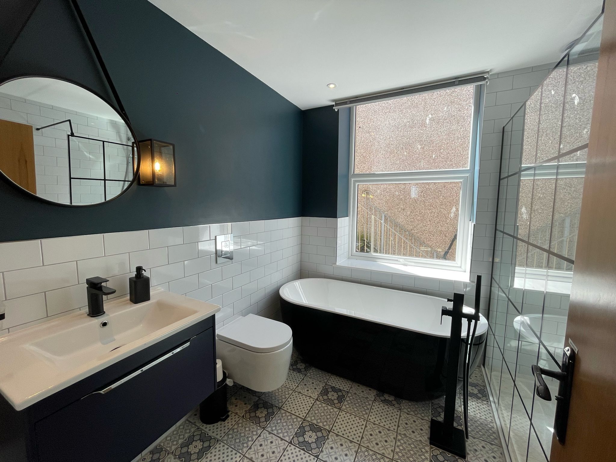 Un baño moderno con bañera, inodoro y lavamanos.
