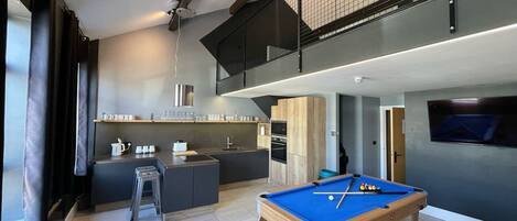 Luxury Penthouse, Private Bathroom | Shared kitchen | Dining tables