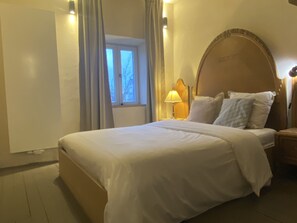 5 bedrooms, desk, free WiFi, bed sheets