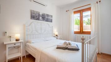 4 makuuhuonetta, silitysrauta/-lauta, ilmainen Wi-Fi, vuodevaatteet