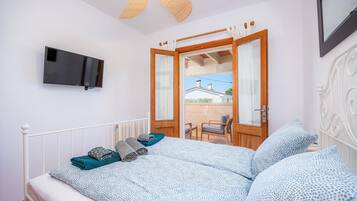 4 bedrooms, iron/ironing board, free WiFi, bed sheets