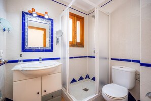 Tina, secadora de cabello, toallas 