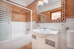 Baignoire, sèche-cheveux, serviettes fournies