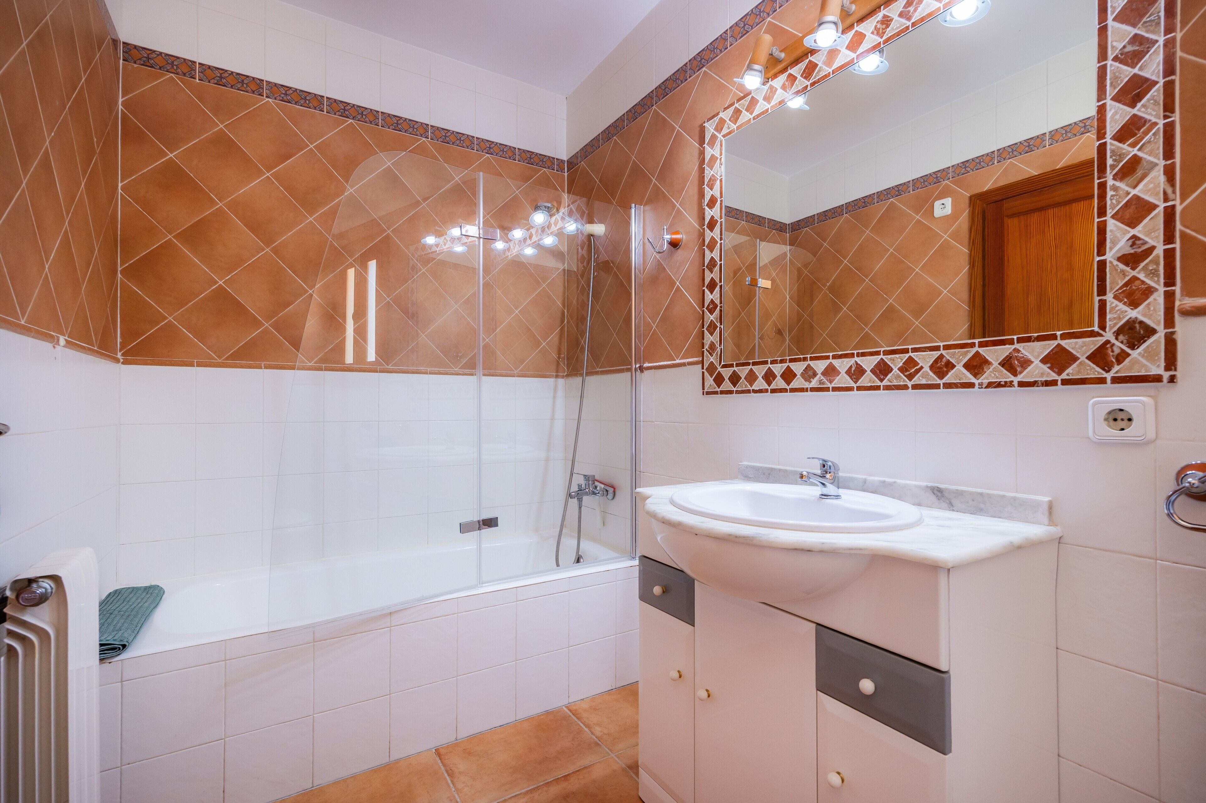 Bathtub, hair dryer, towels