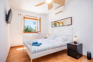 4 bedrooms, iron/ironing board, free WiFi, bed sheets - Villa Balena with Heated Pool, Sea Views, Wi-Fi, and Air Conditioning (Sa Ràpita)