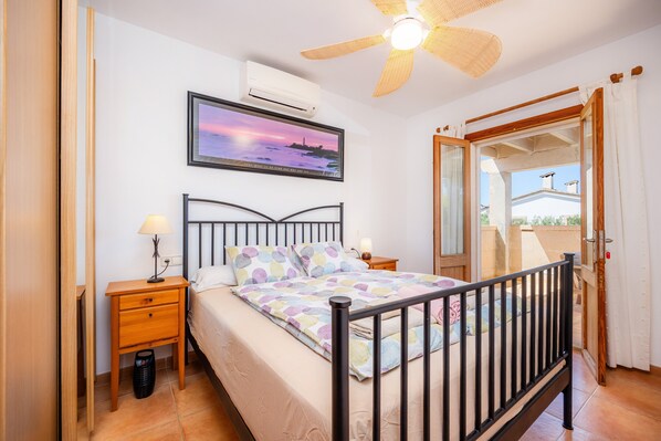 4 bedrooms, iron/ironing board, free WiFi, bed sheets - Villa Balena with Heated Pool, Sea Views, Wi-Fi, and Air Conditioning (Sa Ràpita)