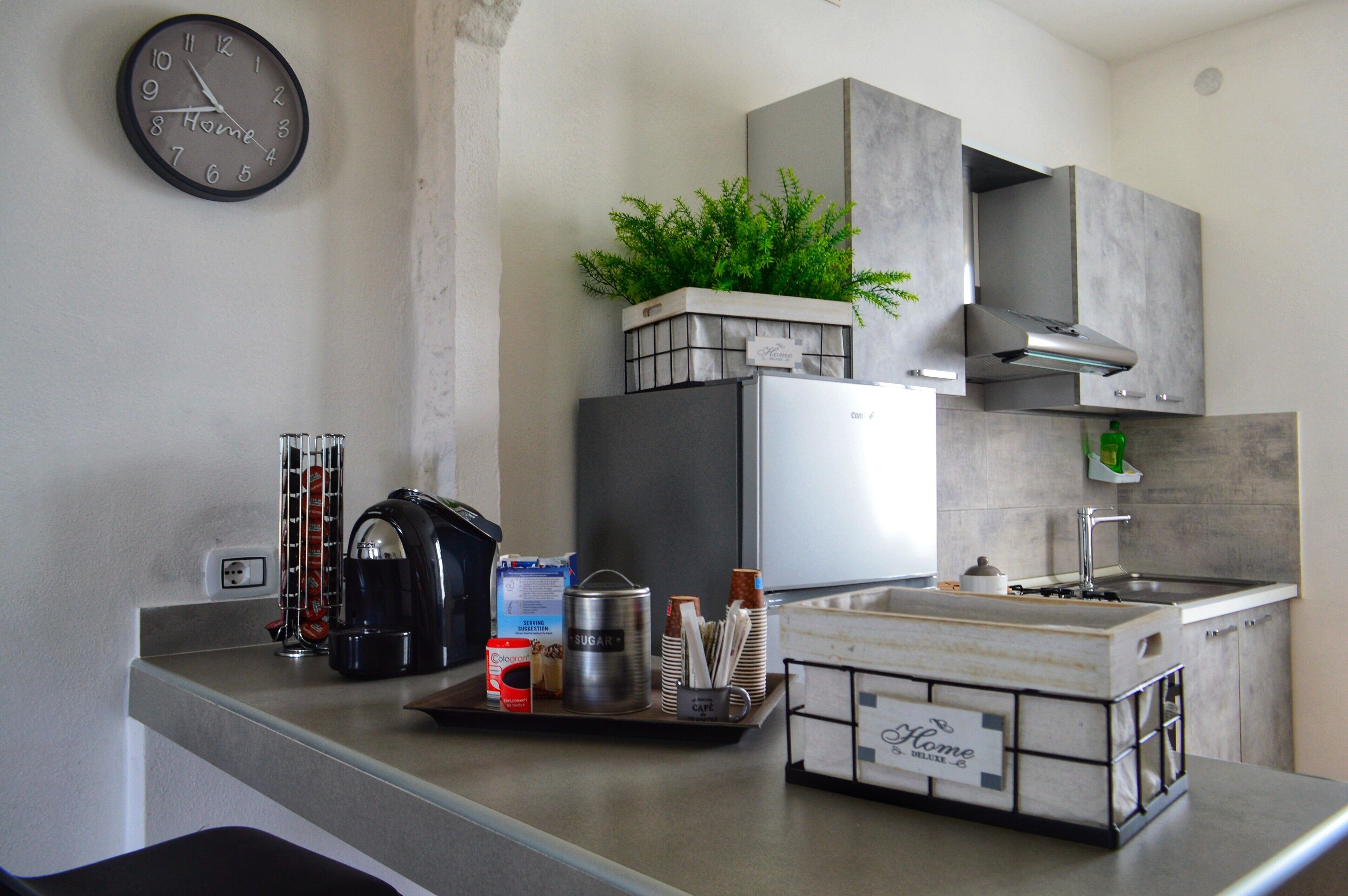 Frigorifero, microonde, forno, piano cottura