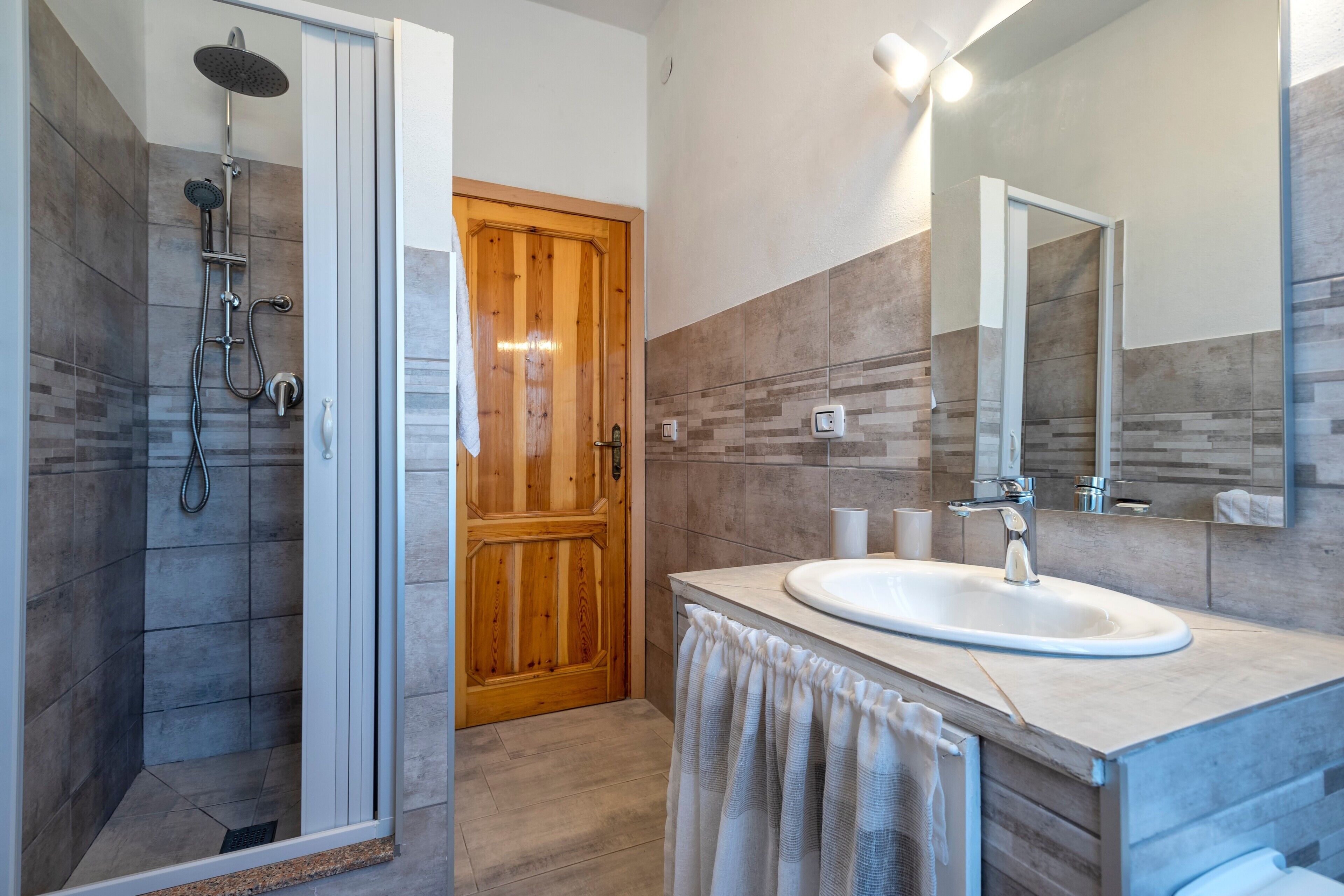 Douche, articles de toilette gratuits, sèche-cheveux