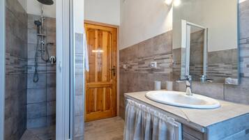 Douche, articles de toilette gratuits, sèche-cheveux