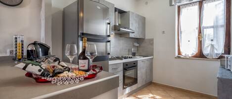 冷蔵庫、電子レンジ、オーブン、コンロ