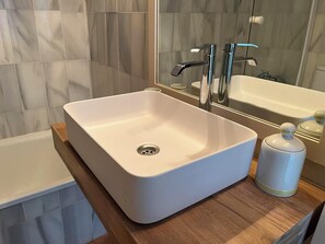 Baignoire, sèche-cheveux, serviettes fournies