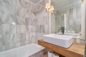 Badewanne, Haartrockner, Handtücher