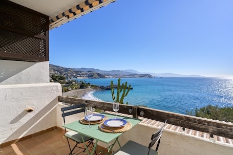 Outdoor dining. Apartment 'Marina Playa' with Sea View, Wi-Fi and Air Conditioning