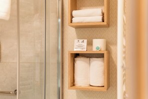 Standard Room | Bathroom | Shower, rainfall showerhead, free toiletries, hair dryer - Ignasiak Hotel (Wrzesnia)
