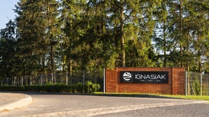 Une enseigne pour l’hôtel IGNASIAK, avec un logo, indiquant qu’il propose des services d’hôtellerie, d’organisation d’événements et de sports.
