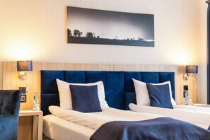 Escritorio, espacio para trabajar con laptop y cortinas blackout 