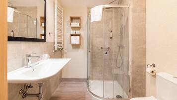 Habitación Deluxe | Baño | Ducha y cabezal de ducha tipo lluvia