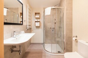 Habitación Deluxe | Baño | Regadera, regadera tipo lluvia, amenidades de baño gratuitas