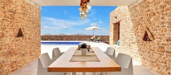 Casa de vacaciones Villa Rural Sajoná con vistas al mar, piscina y Wi-Fi