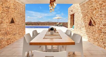 Holiday Home Villa Rural Sajoná with Sea Views, Pool and Wi-Fi