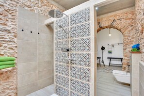 Douche, sèche-cheveux, serviettes fournies