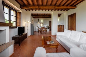 TV - Casa vacanze Melograno Poderone with Terrace, Shared Pool & Wi-Fi (Grosseto)