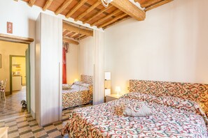 1 dormitorio, tabla de planchar con plancha, ropa de cama