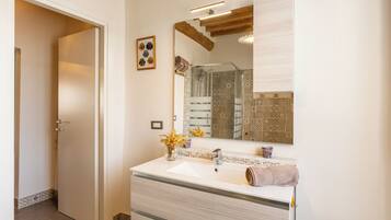 Douche, sĂšche-cheveux, serviettes fournies