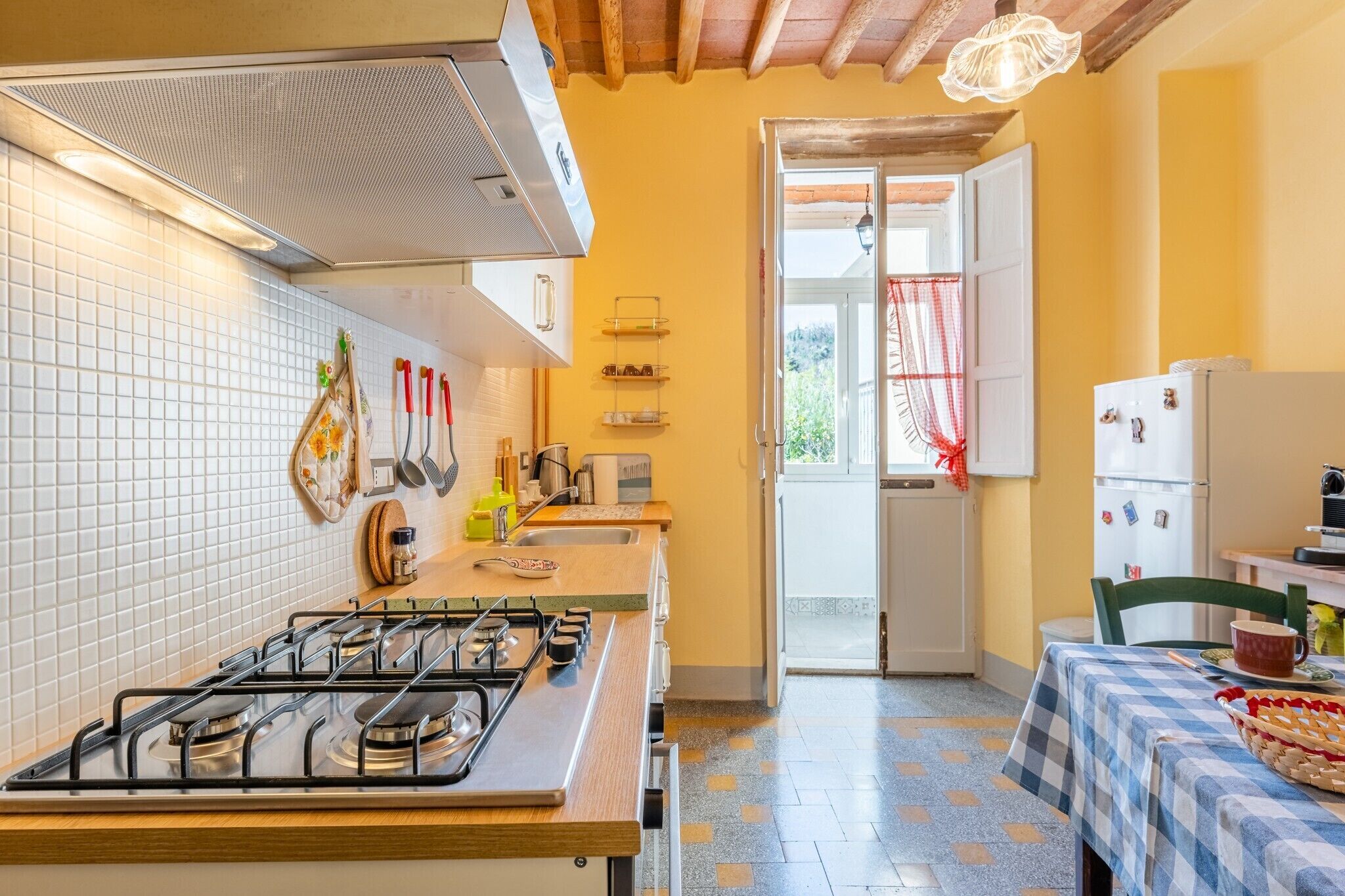 Frigorifero, forno, piano cottura, lavastoviglie