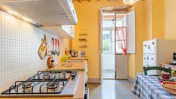Frigorifero, forno, piano cottura, lavastoviglie