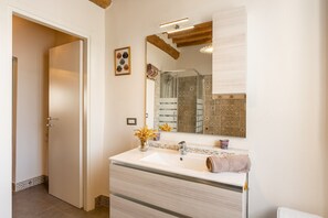 Ducha, secador de pelo y toallas