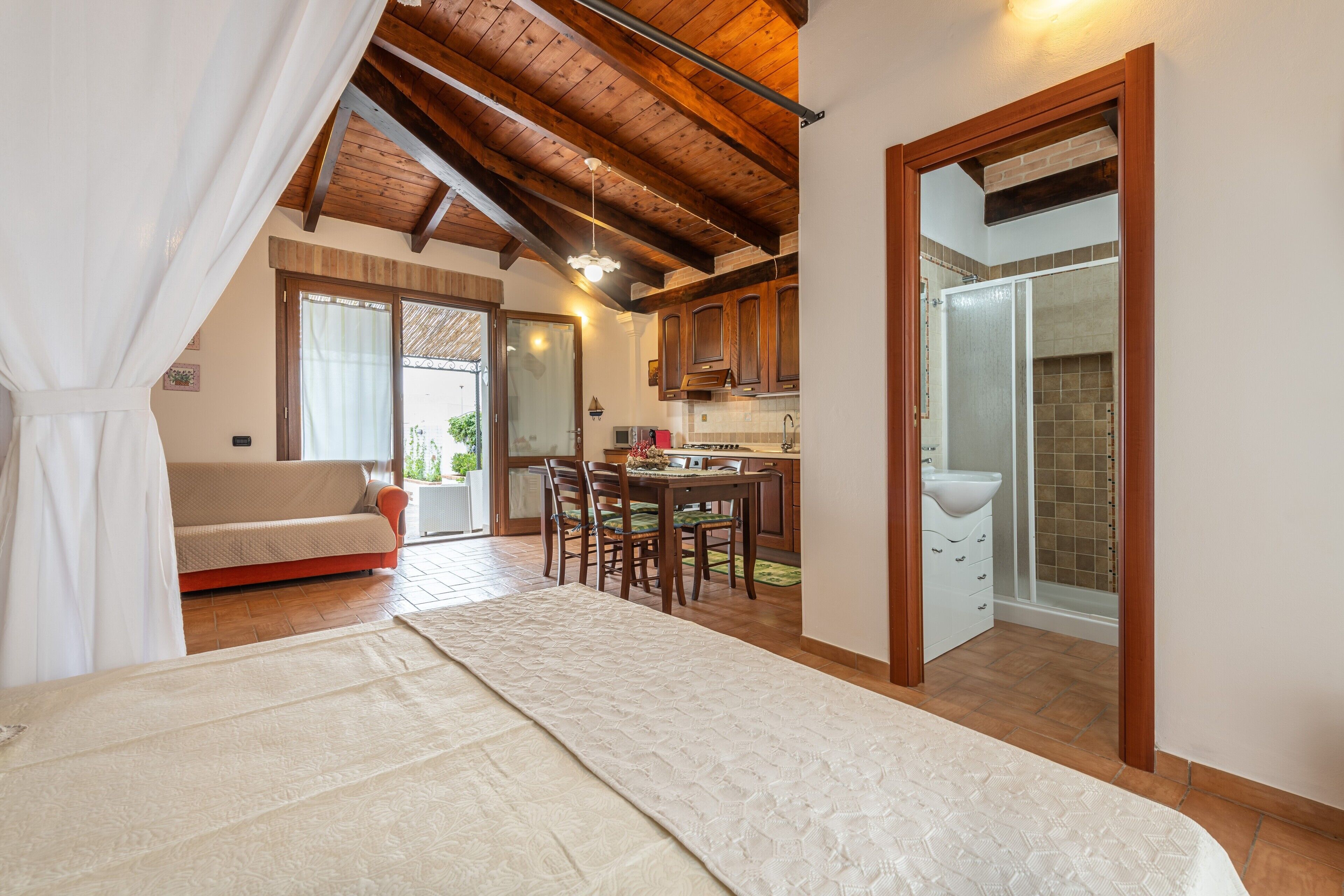 1 habitación, tabla de planchar con plancha, wifi gratis y ropa de cama 