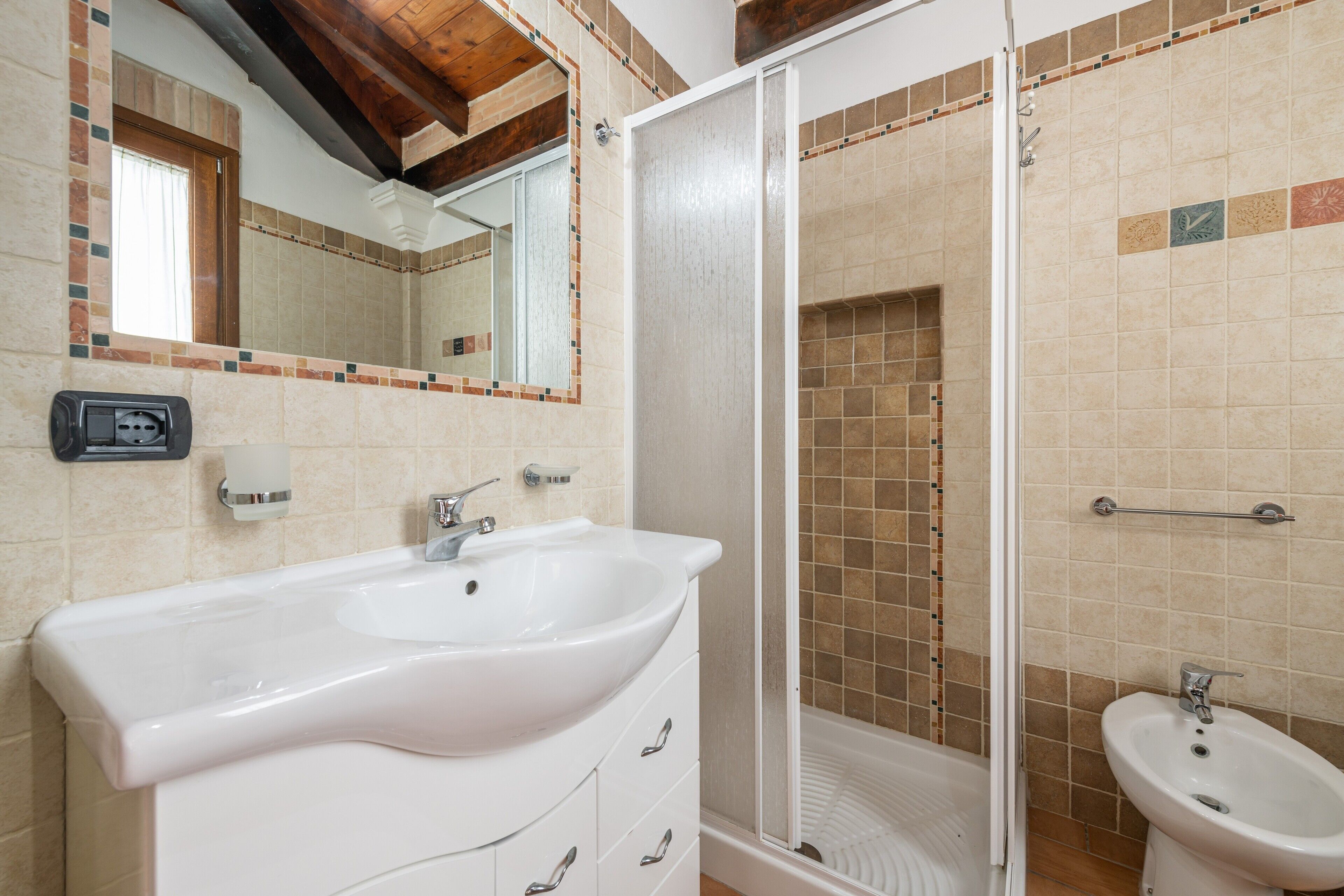 Een douche, een haardroger, handdoeken
