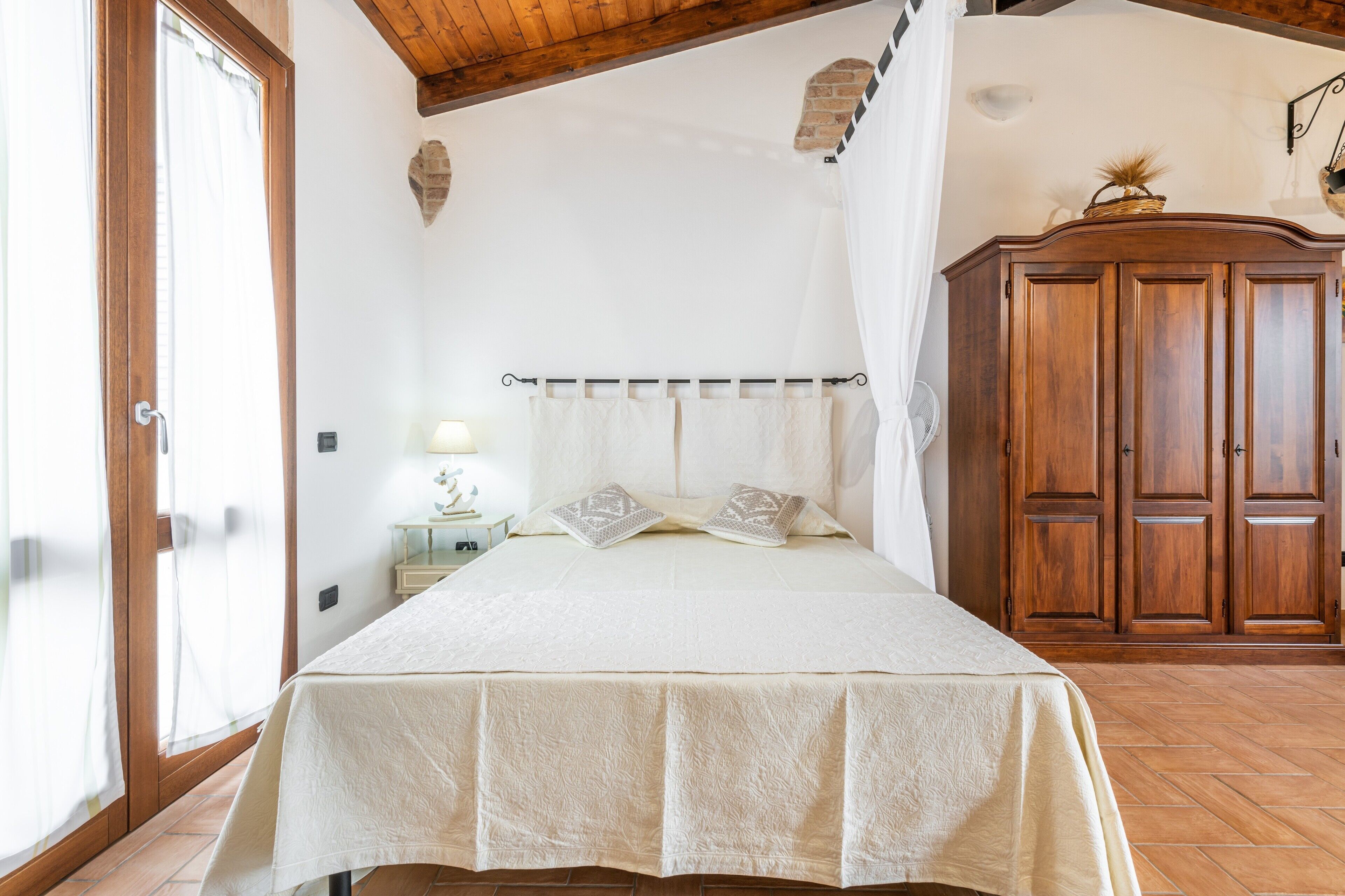 1 habitación, tabla de planchar con plancha, wifi gratis y ropa de cama 