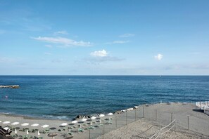 Una spiaggia nelle vicinanze