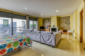 TV - Apartment Estudio G close to the Beach with Balcony & Wi-Fi (L' Escala)