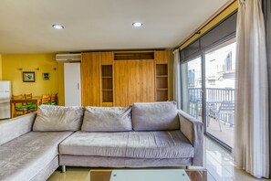 TV - Apartment Estudio G close to the Beach with Balcony & Wi-Fi (L' Escala)