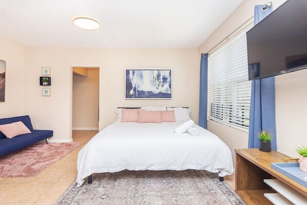 Tabla de planchar con plancha, wifi gratis y ropa de cama 