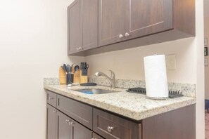 Interior - King bed Free Parking & Wi-fi near Wynwood! (Miami)