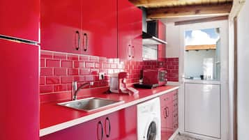 Een koelkast, een magnetron, een oven, een kookplaat