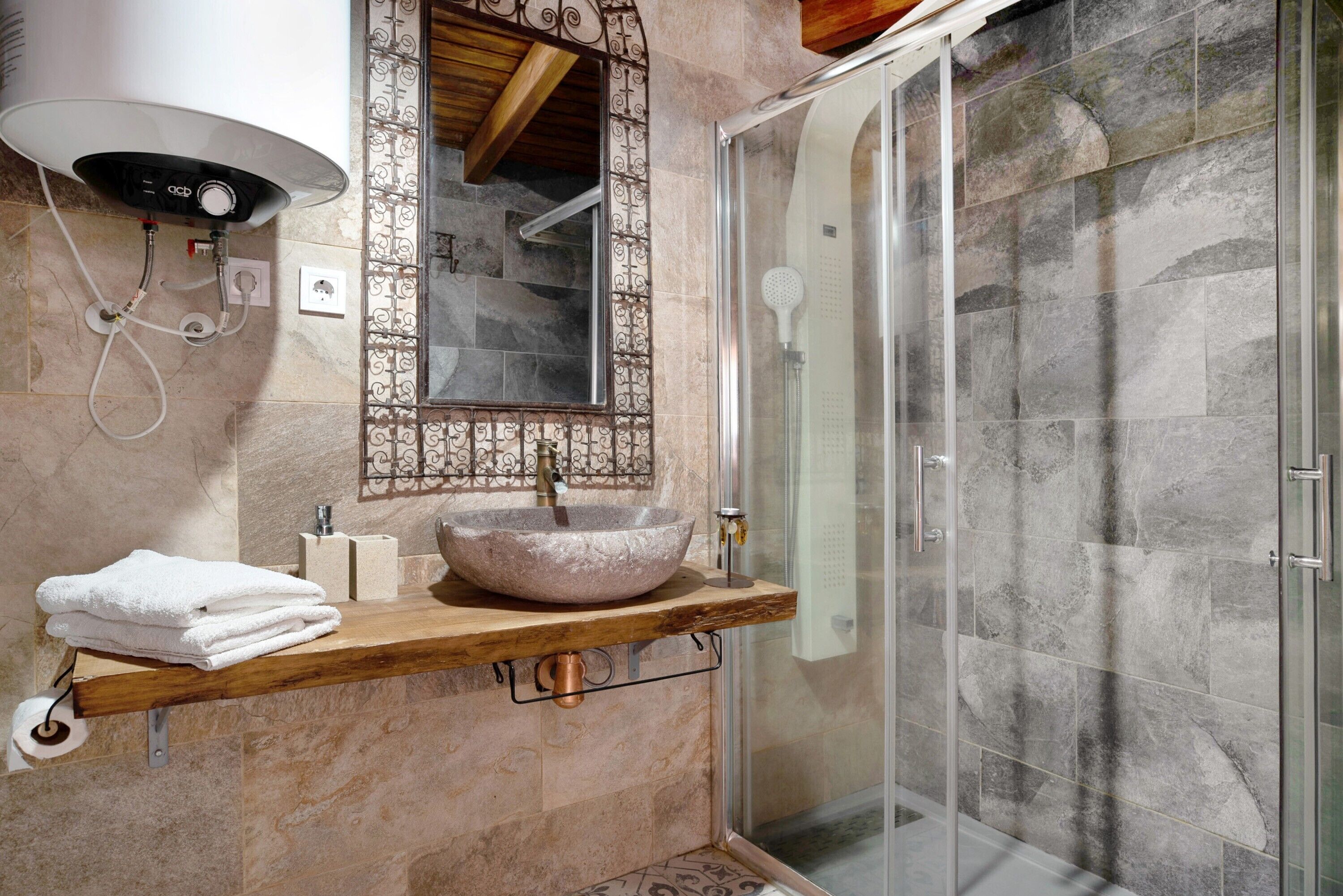 Bathtub, towels