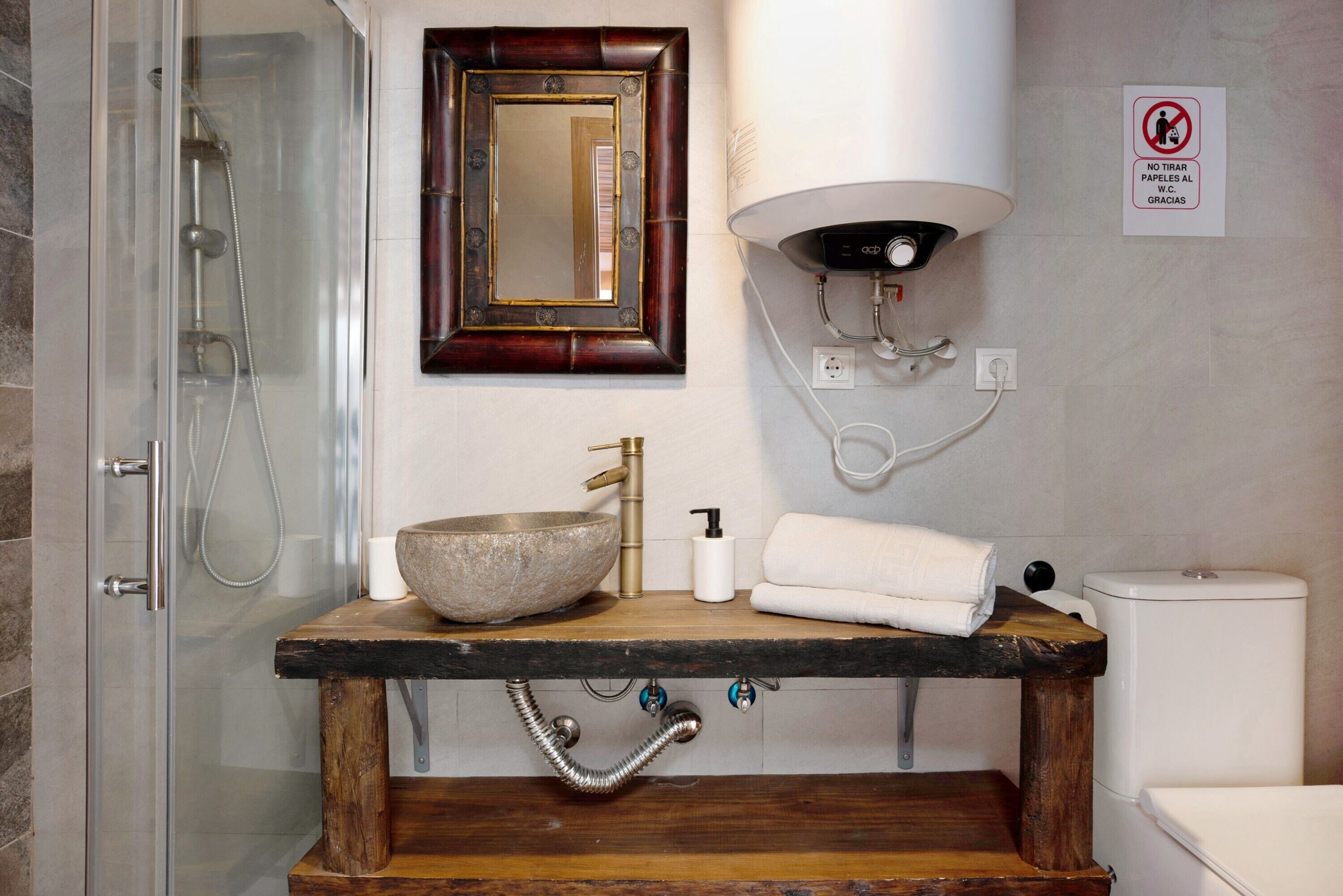 Bathtub, towels