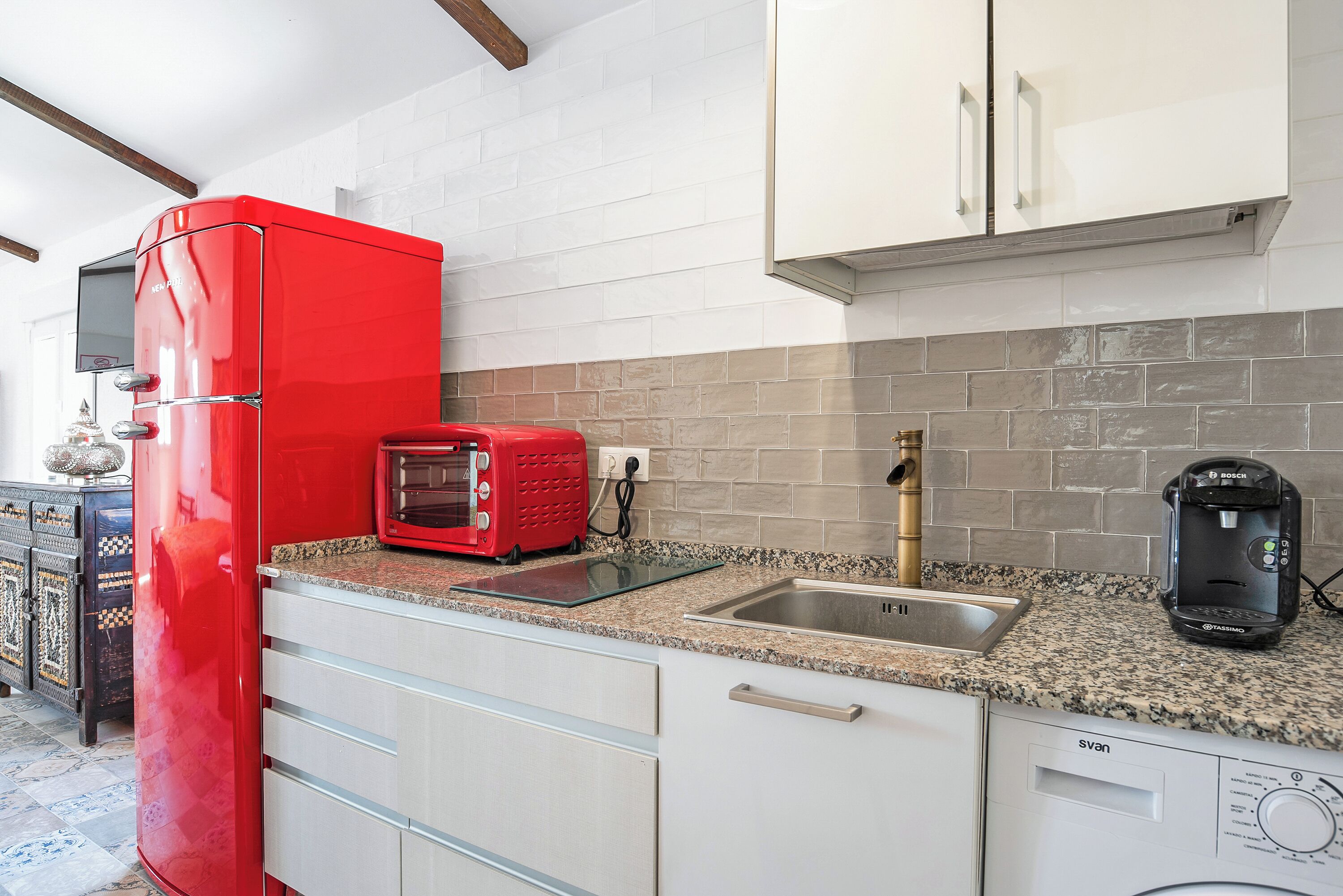 Réfrigérateur, micro-ondes, four, plaque de cuisson