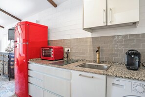 Réfrigérateur, micro-ondes, four, plaque de cuisson