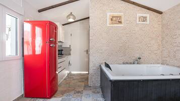 Réfrigérateur, micro-ondes, four, plaque de cuisson