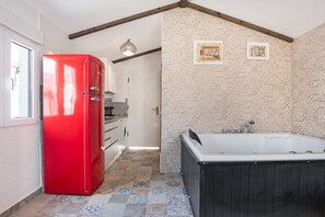 Fridge, microwave, oven, stovetop - 'Villa Egipto' with Pool & Wi-Fi (Chiclana de la Frontera)