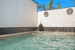 Outdoor spa tub - 'Villa Egipto' with Pool & Wi-Fi (Chiclana de la Frontera)